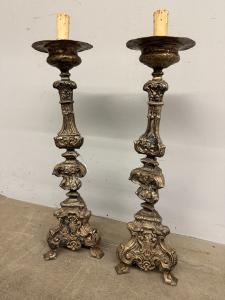 Antica coppia di candelabri XVIII in metallo argentato cesellato, 80x20cm.  